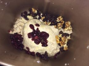 揉匀后，加入坚果。