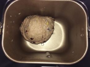 揉匀坚果后启动面包机的发酵功能，进行基础发酵。