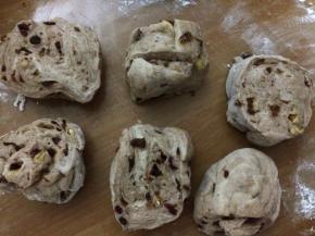 将发酵后的面团取出，排气，然后分成六个相等重量的面团