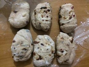 用排气擀面仗轻拍出面团中的大气泡后，将面团三折并松弛15分钟