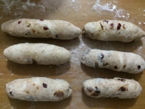 将松弛后的面团卷成长形状