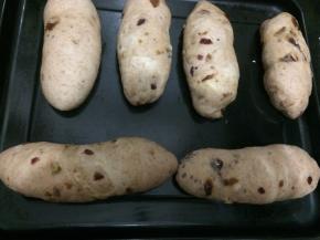 然后用圆模切出圆状，同时预热烤箱至180度