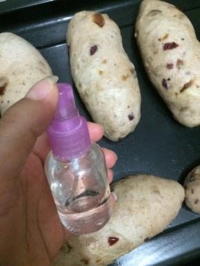 烤箱预热至200度 然后在面团表面喷水雾