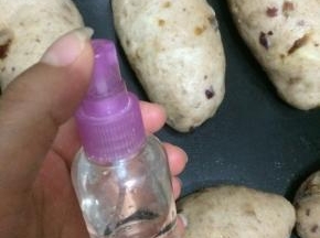 烤箱预热至200度 然后在面团表面喷水雾