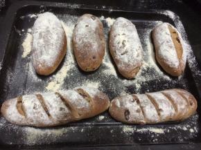 割几道口子 烤盘放入烤箱，中下层，上下火，20分钟。