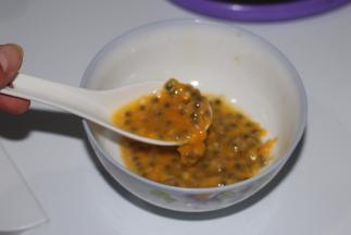 用温水泡一下鸡蛋，使的鸡蛋液温在20-30分，这样可以避免和黄油一起打发时水油分享 把百香果切开将内部的果肉