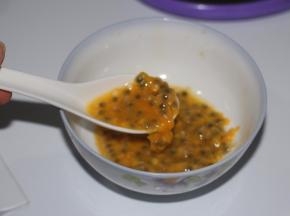 用温水泡一下鸡蛋，使的鸡蛋液温在20-30分，这样可以避免和黄油一起打发时水油分享 把百香果切开将内部的果肉