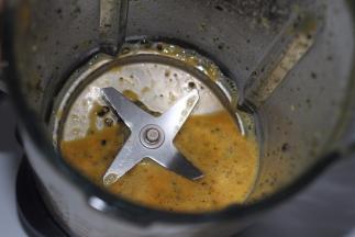 果肉放进破壁机里搅拌一下