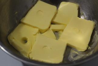 黄油软化，可以放进微波炉10秒10秒的开，软化到手指能容易插入即可