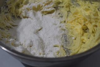 分四次加入糖粉