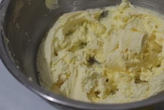 再分4次加入打散的鸡蛋液，每次都要冲分均匀了再加下一次液体