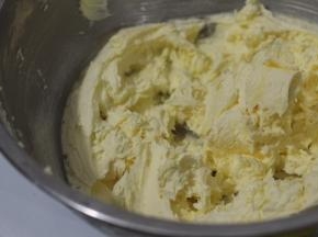 再分4次加入打散的鸡蛋液，每次都要冲分均匀了再加下一次液体