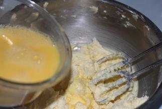 再分4次加入打散的鸡蛋液，每次都要冲分均匀了再加下一次液体