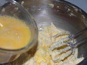 再分4次加入打散的鸡蛋液，每次都要冲分均匀了再加下一次液体