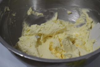 这时黄油已经很白与膨松
