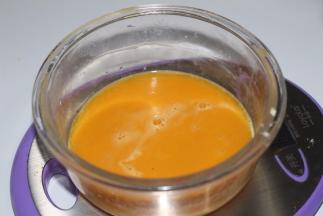 将前面的百香果液过筛