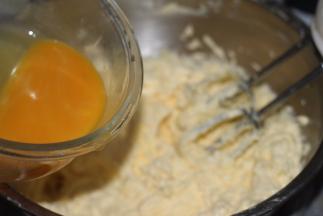 再把百香果汁分三四次加入到黄油中