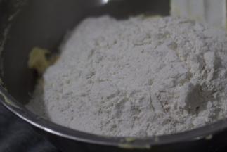 将面粉加入到鸡蛋黄油糊里拌均匀