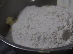 将面粉加入到鸡蛋黄油糊里拌均匀