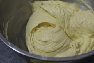 用手拌的话，大概需要拌30下以上，从自己身体的2点钟位刮到8点钟位，然后抖一下再重复这个动作