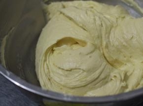 用手拌的话，大概需要拌30下以上，从自己身体的2点钟位刮到8点钟位，然后抖一下再重复这个动作