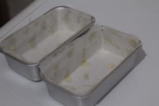 模具内抹上黄油、撒点面粉或者用油纸垫起来