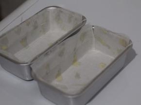 模具内抹上黄油、撒点面粉或者用油纸垫起来