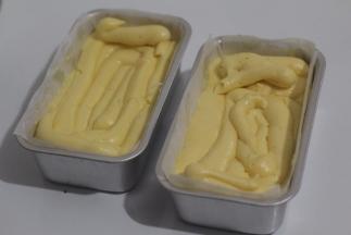 挤进到加了油纸的模具中，从四周走一圈，一层层的挤，这样烤好后不会有空洞 用刮刀刮成两端边缘高一点，中间低一些