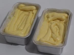 挤进到加了油纸的模具中，从四周走一圈，一层层的挤，这样烤好后不会有空洞 用刮刀刮成两端边缘高一点，中间低一些