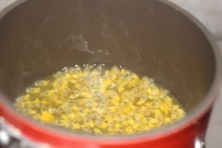 稍冷却后加入百香果汁 再加入朗姆酒拌圴匀