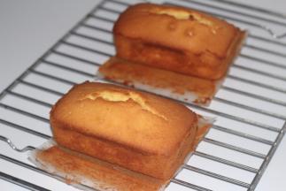 等蛋糕出炉后及时脱模 把煮好的百香果液涂满