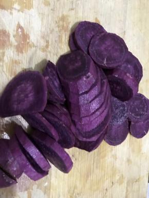 将紫薯去皮切小块