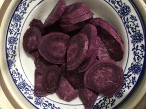 然后在锅里蒸至能用筷子容易的插入