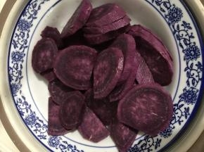 然后在锅里蒸至能用筷子容易的插入