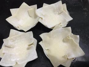 将馄饨皮子两张交叉码进蛋塔模内