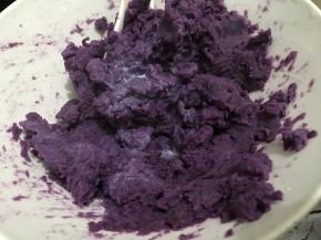 加入适量的牛奶压成泥待用