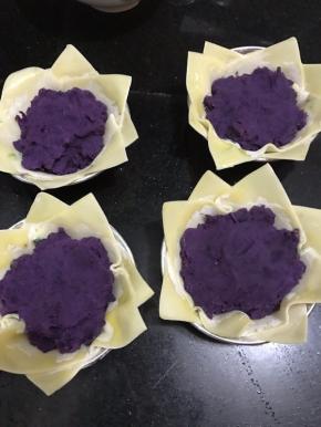 馄饨皮的角上涂上蛋液