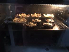 烤箱预热至180度烤8分钟左右即可