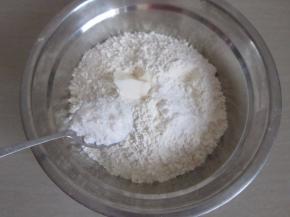 分别将细砂糖、猪油与面粉混合。