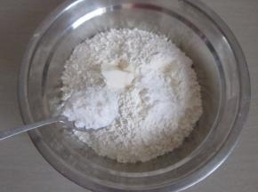 分别将细砂糖、猪油与面粉混合。