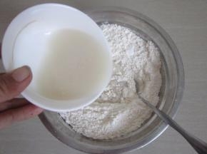 用水将酵母融化倒入面粉中。