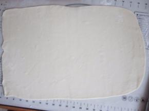 松弛好的面团擀成长方形面片。