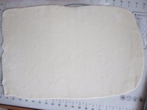 松弛好的面团擀成长方形面片。