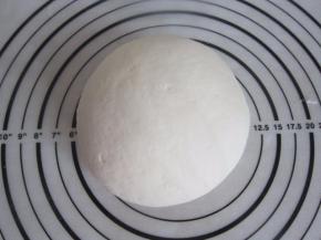 柔成光滑的面团盖上保鲜膜松弛10分钟。