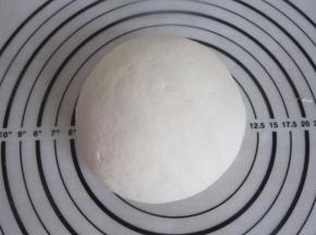 柔成光滑的面团盖上保鲜膜松弛10分钟。