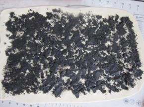 均匀的铺上黑芝麻粉。