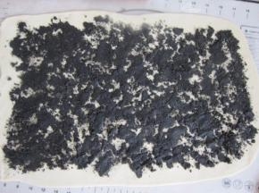 均匀的铺上黑芝麻粉。