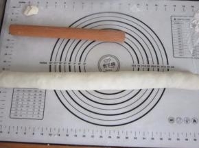 从上往下卷起。