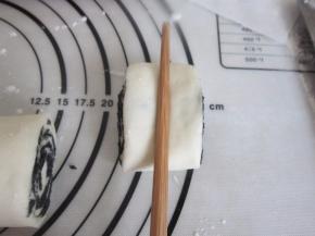 取一段面胚用筷子在中间位置压下。