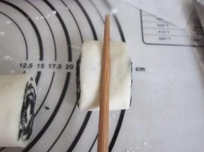 取一段面胚用筷子在中间位置压下。